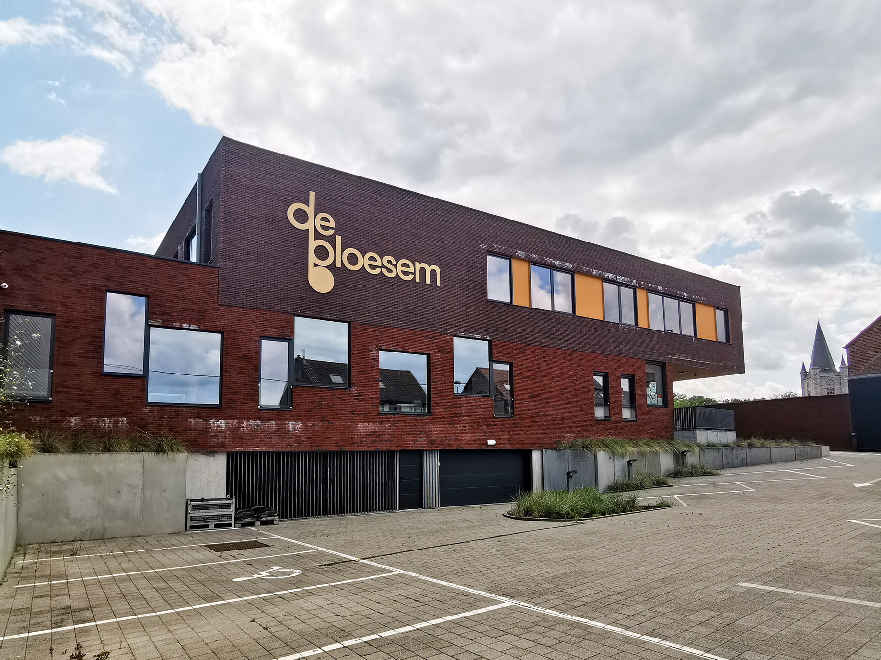 schoolgebouw van basisschool De Bloesem in Herne